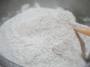 筛入之前混合好的面粉