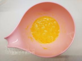 鸡蛋打散，加入糖粉搅打均匀。