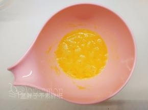 鸡蛋打散，加入糖粉搅打均匀。