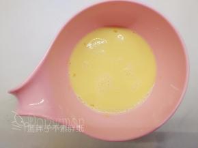 倒入牛奶，一样搅拌均匀，动作尽量轻柔，不要产生过多气泡。