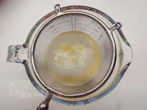 做好的蛋挞液过筛2两次。