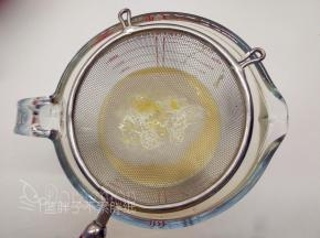 做好的蛋挞液过筛2两次。