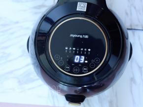 空气炸锅选择蛋挞模式，时间设置为15分钟。炸篮里放上蛋挞皮，接着长按搅拌键，空气炸锅进入预热模式。