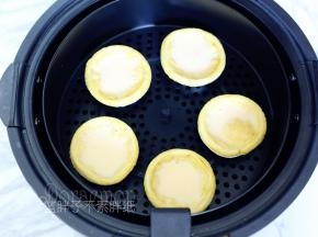 预热好之后，将蛋挞液倒入挞皮中，大约9分满。