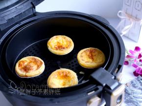 时间到之后，取出烤好的蛋挞。