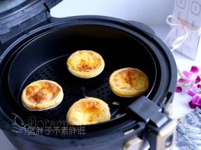 时间到之后，取出烤好的蛋挞。