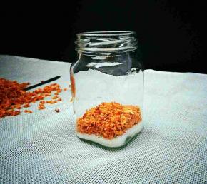 再把容器里先放一层白糖，再放入一层桂花，依次循环(可以用勺子微微地将其压一下)。