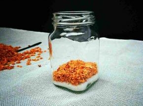 再把容器里先放一层白糖，再放入一层桂花，依次循环(可以用勺子微微地将其压一下)。