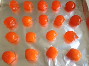 咸蛋黄用玉米油泡一两小时，然后捞起来，放在铺有锡纸的烤盘上，用烤箱150度，烘烤8分钟