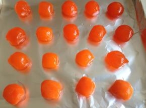 咸蛋黄用玉米油泡一两小时，然后捞起来，放在铺有锡纸的烤盘上，用烤箱150度，烘烤8分钟