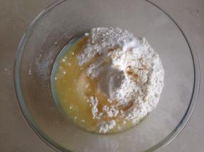 盆里装入油皮材料，中筋面粉220克，细砂糖20克，盐1克，玉米油70克，水95克