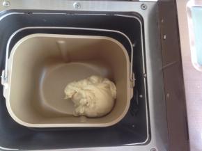 放入东菱1352AE-3C面包机，用和面程序，将油皮材料和15分钟，和至出膜状态