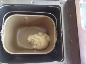 放入东菱1352AE-3C面包机，用和面程序，将油皮材料和15分钟，和至出膜状态