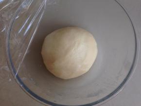 油皮和好后从面包桶里取出，盖保鲜膜，放入冰箱冷藏松驰30分钟