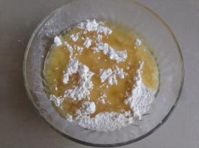 油酥材料低筋面粉100克，中筋面粉100克，玉米油100克都放入盆里，拌成十分柔软的面团即可，放冰箱冷藏30分钟