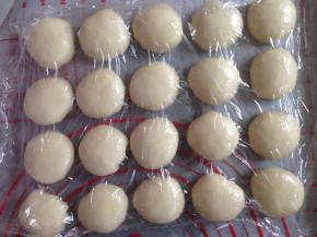 将静置好的油皮和油酥分成20等份，搓圆，盖保鲜膜备用