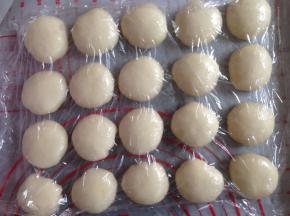 将静置好的油皮和油酥分成20等份，搓圆，盖保鲜膜备用