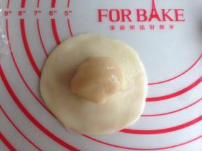 将水油皮擀成圆形，旁边薄中间厚，将油酥放在中间。收口，捏紧，收口朝下，盖保鲜膜，松驰15分钟