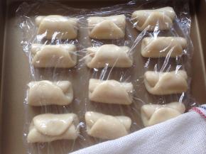 卷起，收口朝上，盖保鲜膜松驰15分钟