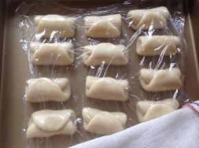 卷起，收口朝上，盖保鲜膜松驰15分钟