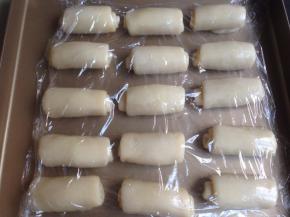 卷起，收口朝下，盖保鲜膜松驰20分钟