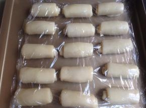 卷起，收口朝下，盖保鲜膜松驰20分钟