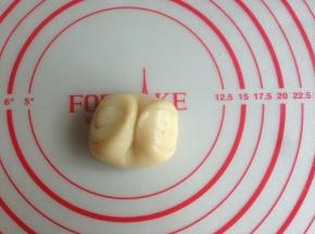 用拇指在中间压一下，对折，压扁