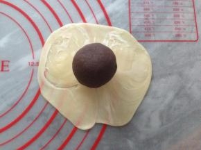 擀成圆形面片，中间放入馅料