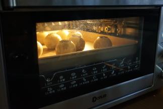 放入已经预热好的烤箱中下层，烘烤25分钟左右