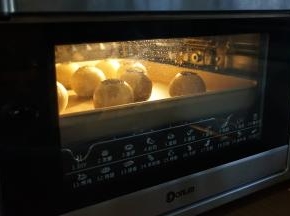 放入已经预热好的烤箱中下层，烘烤25分钟左右