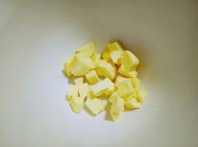 黄油切小块，室温软化。(室温自然软化即可)