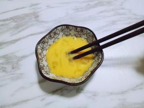 将鸡蛋用筷子打散备用。(我用的草鸡蛋比较小约35g)