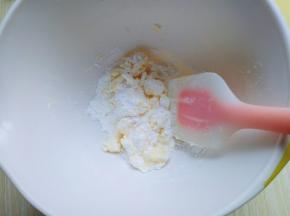 用硅胶铲翻拌均匀。(这样避免启动打蛋器时糖粉飘扬。)