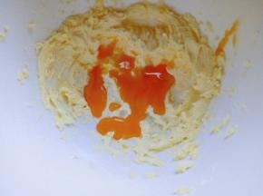 加入蛋黄液，再次启动电动打蛋器，充分打至蛋黄液和黄油融合。