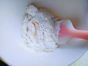 用硅胶铲翻拌混合。