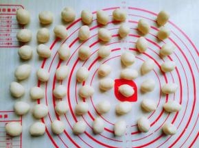 静止后的面团分成约6 g的小圆球。