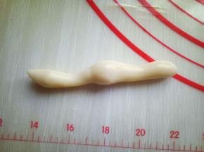 取一块小面团，搓出手指关节形状。关节明显一些，不要太粗，因为烤的过程中会膨胀。