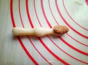 再将杏仁沾上蛋液轻轻的按再指尖上，做指甲。