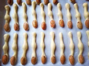 依次做完，整齐摆放再烤盘里，并间隔一点距离。