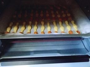 烤箱170度预热5分钟，烤盘入烤箱中层，上下170度烤12-15分钟。注意观察颜色，具体时间根据自家烤箱性能另定。