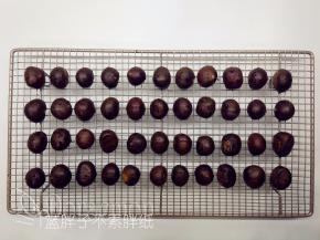 板栗清洗干净，放在晾网上晾干。