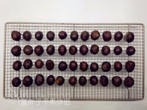 板栗清洗干净，放在晾网上晾干。