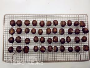 晾干的板栗用剪刀剪出大约2厘米长的口子。