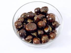 炸锅预热期间，我们继续处理板栗。在一个大碗中倒入色拉油，再倒入板栗，将它们搅拌均匀，使每一颗板栗表面都沾满色拉油。