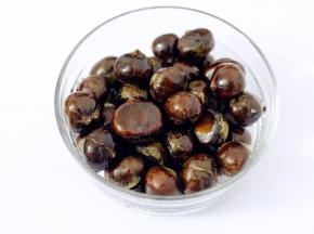 炸锅预热期间，我们继续处理板栗。在一个大碗中倒入色拉油，再倒入板栗，将它们搅拌均匀，使每一颗板栗表面都沾满色拉油。