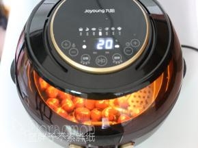 炸锅预热好之后，将板栗倒入炸篮中，盖上盖子。空气炸锅继续坚果模式