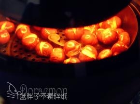 大约4分钟之后，刚刚剪的开口就都裂开啦。这个炸锅自带搅拌模式，烘烤坚果类不错，受热均匀。