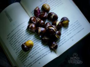 烤好的板栗倒出来之后就可以开吃啦。