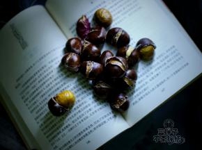 烤好的板栗倒出来之后就可以开吃啦。