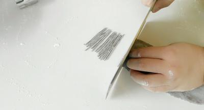 另和点白面团，加入适量可可粉。切成细条。